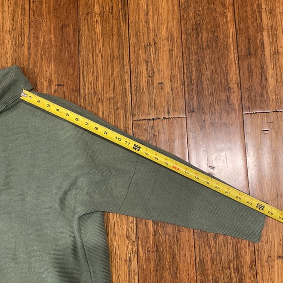 Green turtle neck sweater or dress - Picture 7 of 9